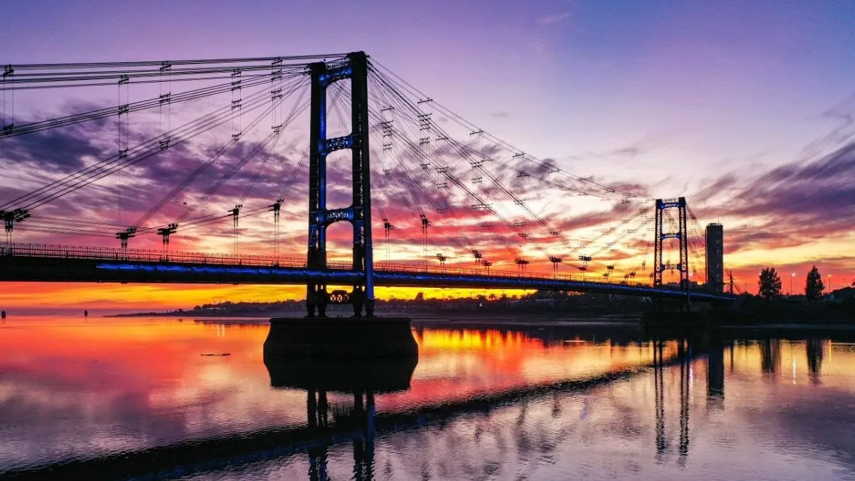 Vista de Santa Fe, con sus paseos costeros y el Puente Colgante